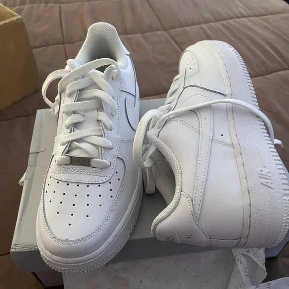 Brand New & NEVER been worn ON Shoes chuhuan | Shoes | White Ballet Flats Brand New Never Been  main image 2